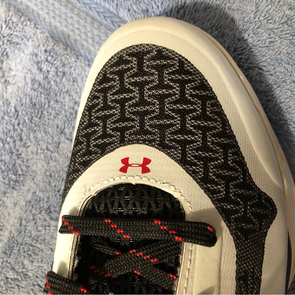 Men’s Under Armour Clutch 2 Shoes. Black / White. Size 9 Men’s. Never Worn - Picture 7 of 10